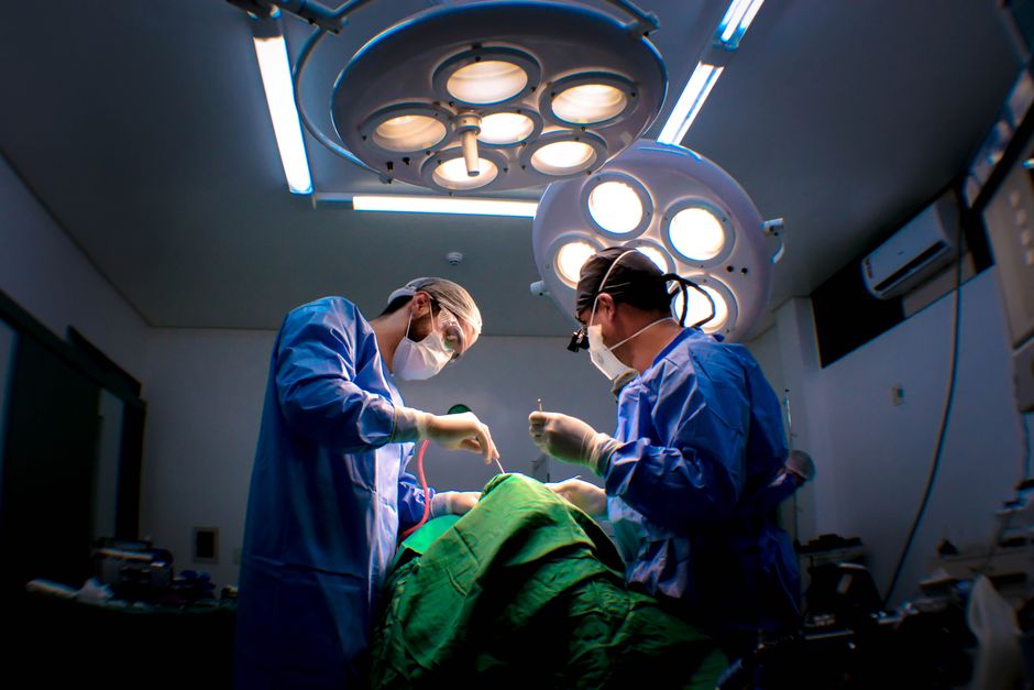 Surgeons in an operating room, illustrating the average cost of bariatric surgery without insurance
