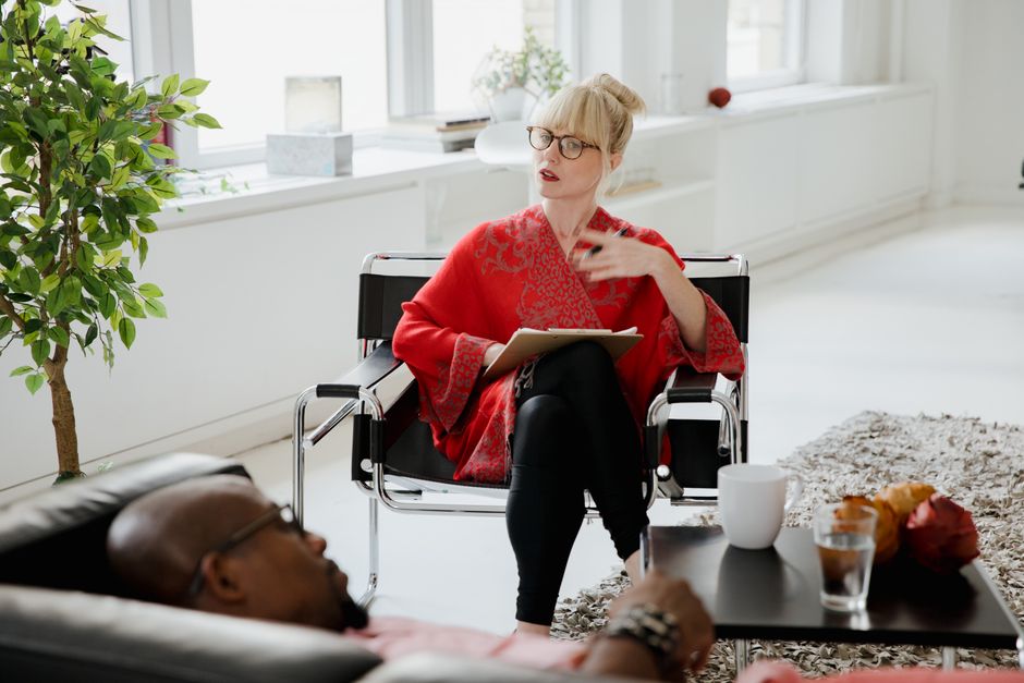 Therapist and client in a calm office discussing the average cost of therapy without insurance 2026
