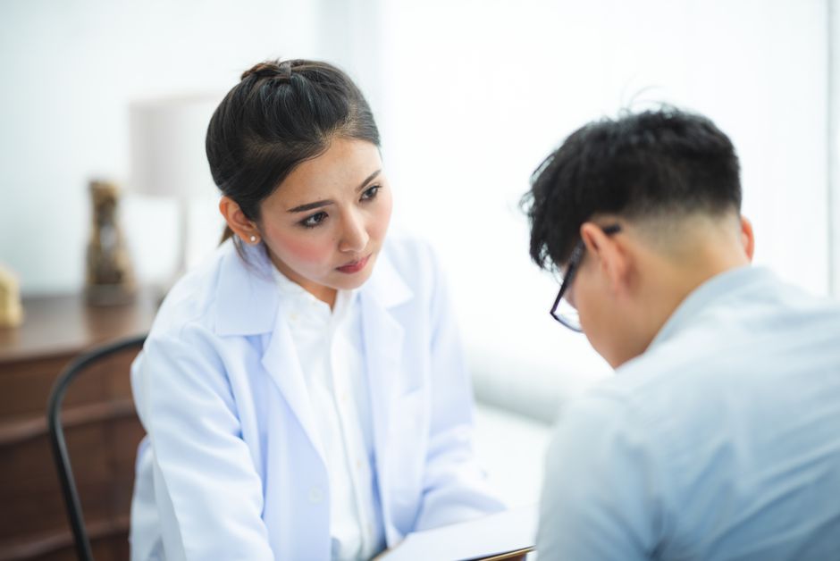 A psychiatrist listens attentively to a patient during a consultation, illustrating how much does a psychiatrist cost without insurance